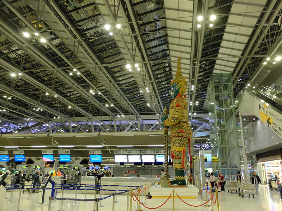 空港で搭乗手続き