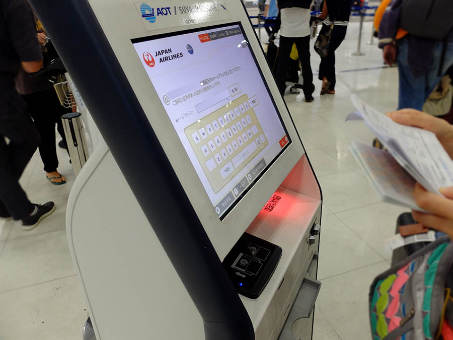 空港で搭乗手続き