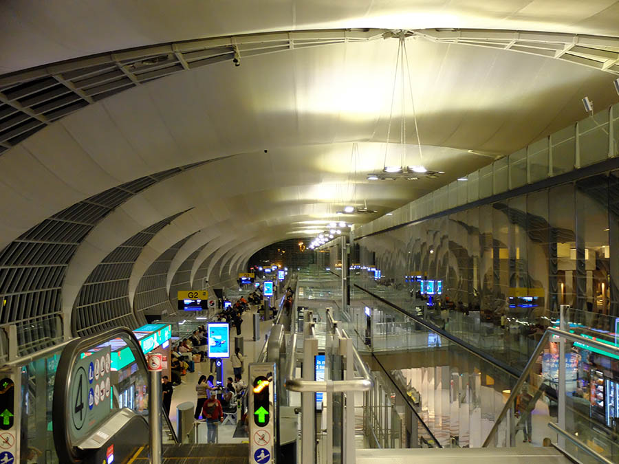 空港の出発ゲートへ