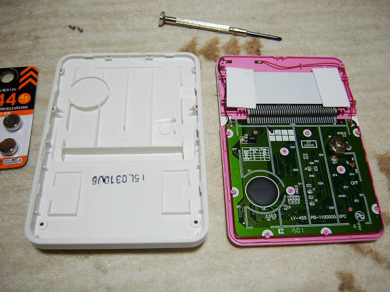 ソーラー電卓のボタン電池交換