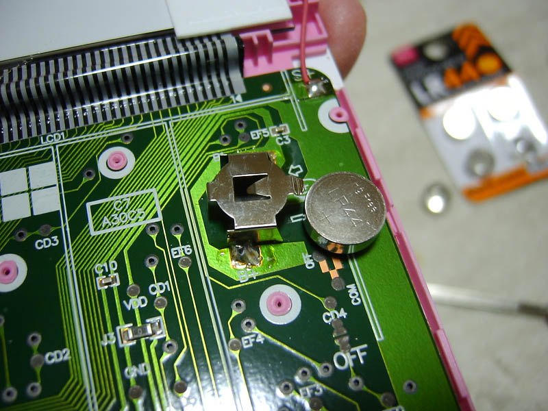 ソーラー電卓のボタン電池交換