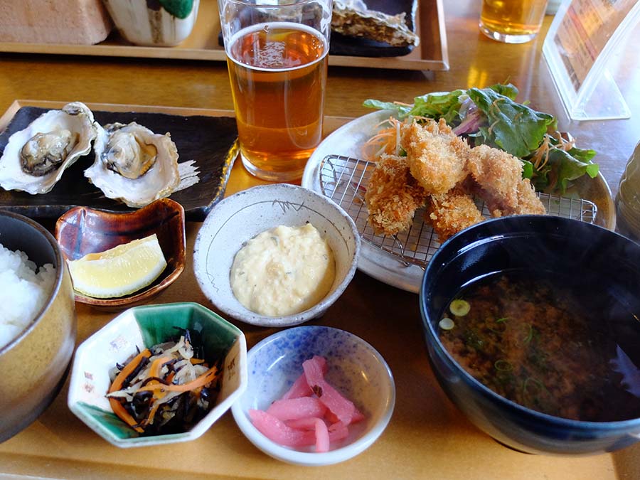 地ビールとカキフライ定食