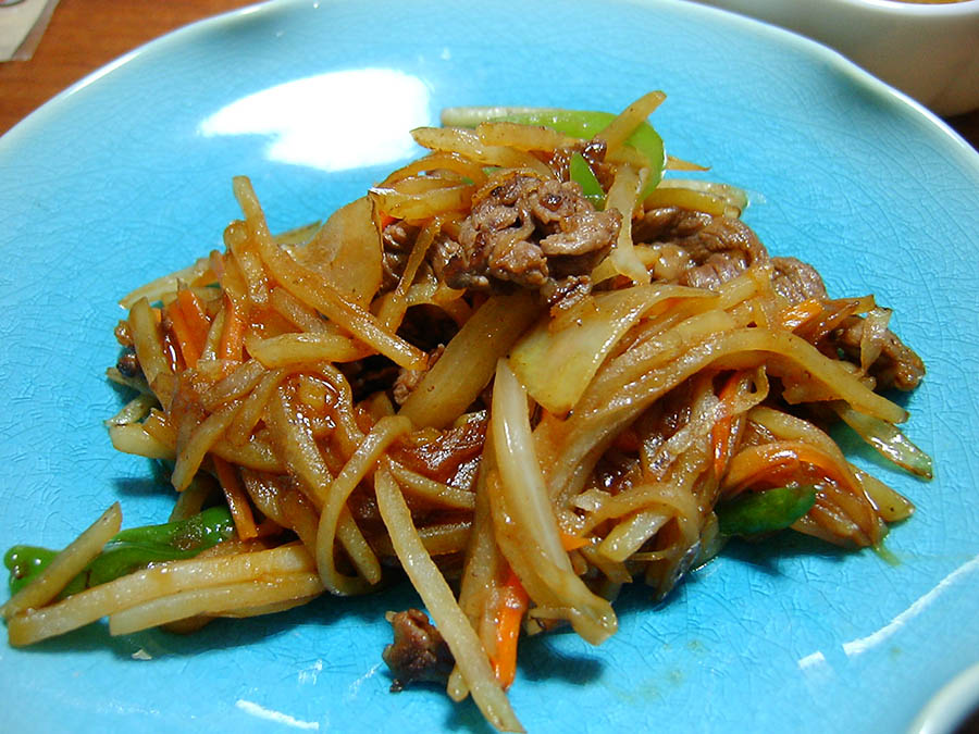 細切りじゃがいもと牛肉の甘辛炒め