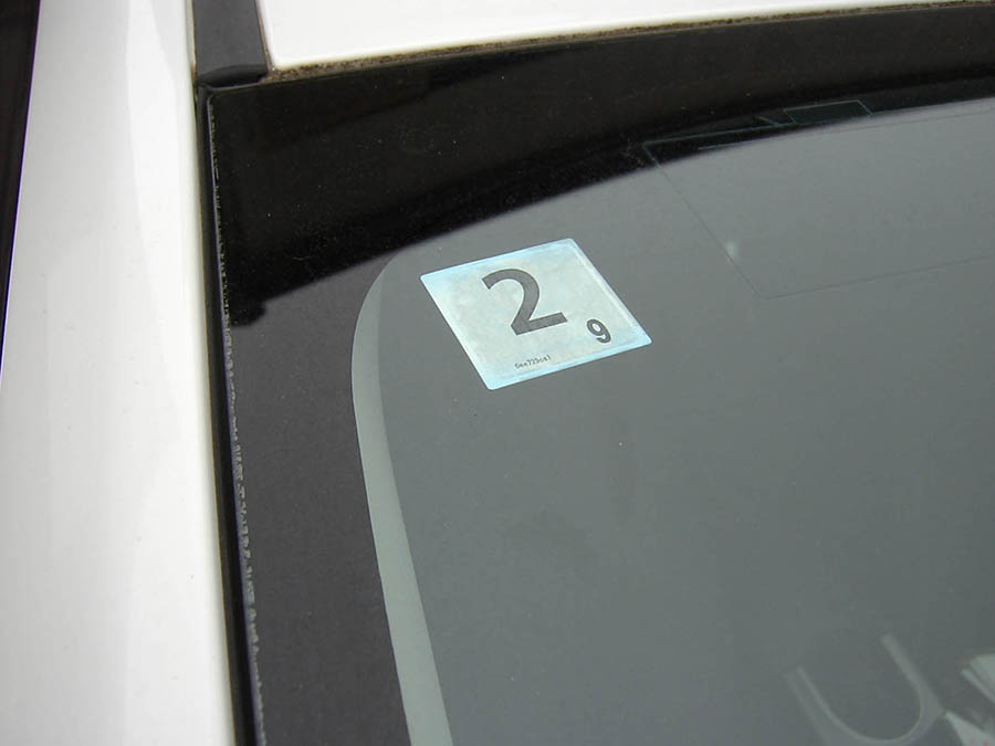 車検証のステッカーを貼った
