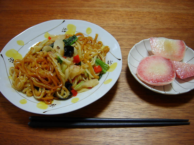 中華焼きそばと桃