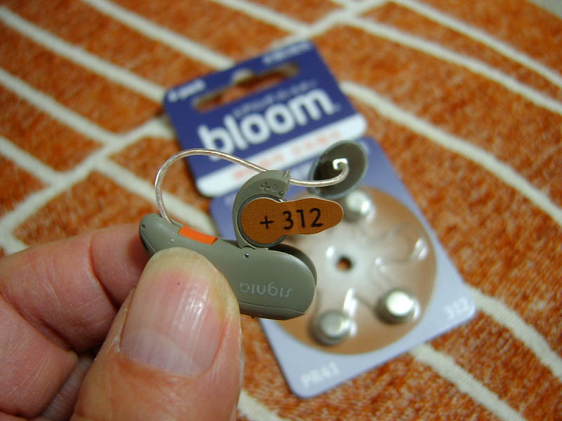 補聴器の空気電池交換