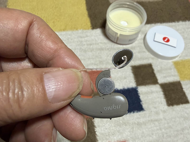 補聴器の空気電池交換