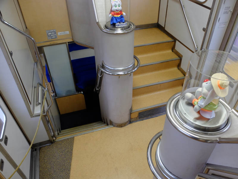 近鉄特急2階建てビスターカー階下席へ