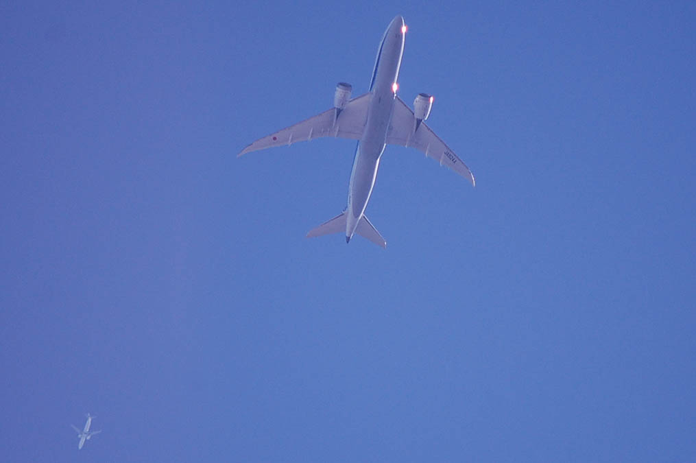 すれ違うジェット機