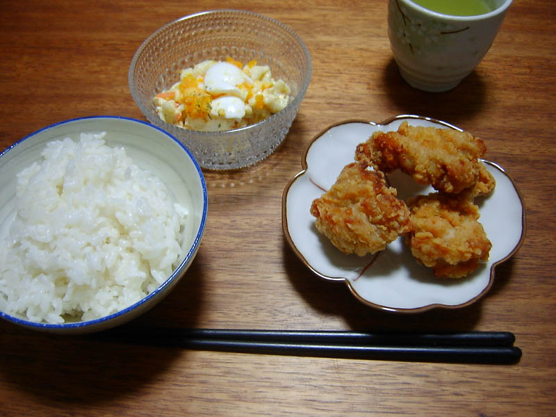 鶏の唐揚げとマカロニサラダ