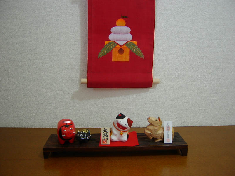 玄関に丙午歳えと守を飾った
