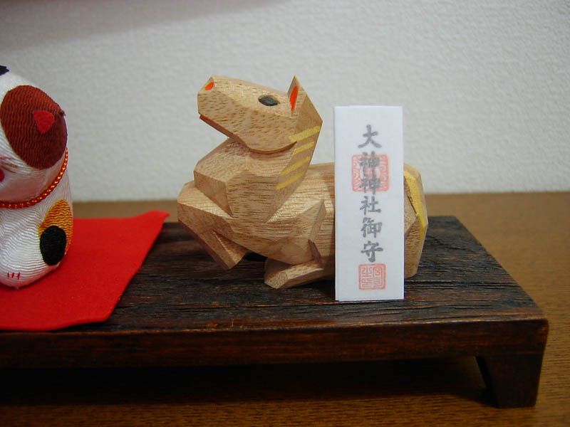 玄関に丙午歳えと守を飾った