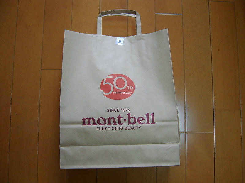 モンベルでウインドブレーカー