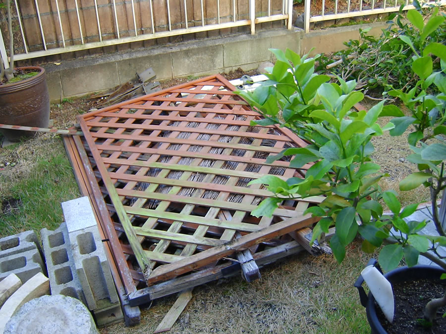 撤去されたラティス