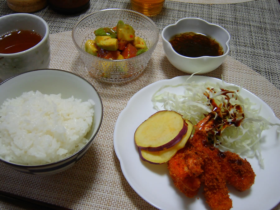エビフライとアボガドとマグロと長芋の和え物