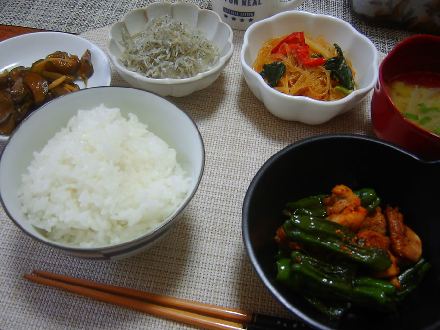 獅子唐と鶏肉のピリ辛炒め