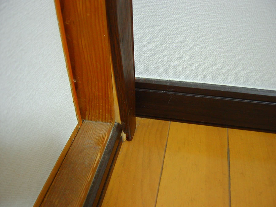巾木のシートの剥離