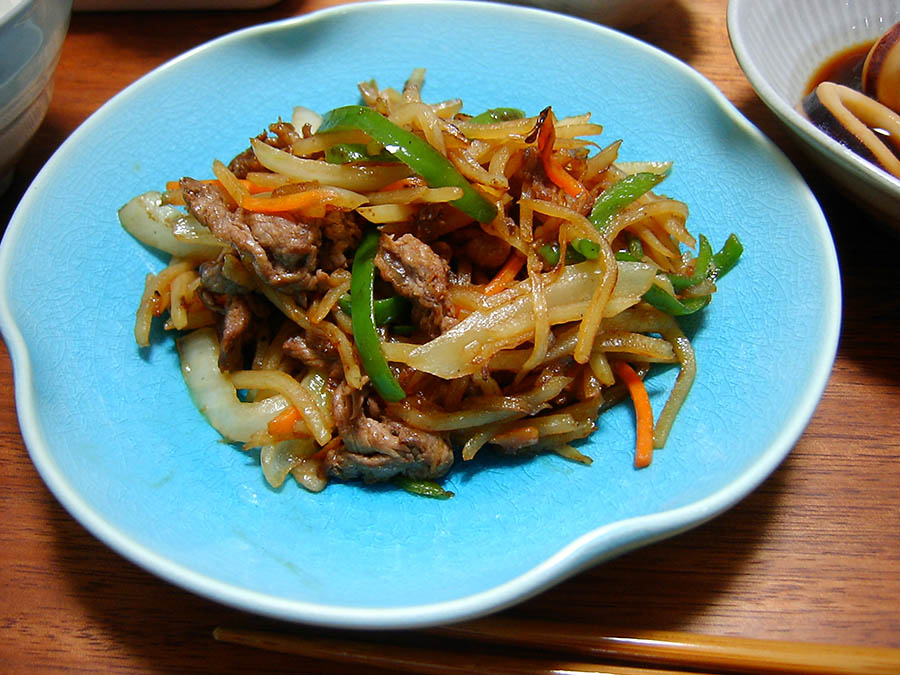 細切りじゃがいもと牛肉の甘辛炒め