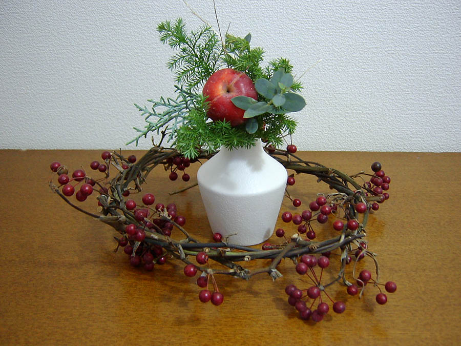 赤い実のクリスマスリース
