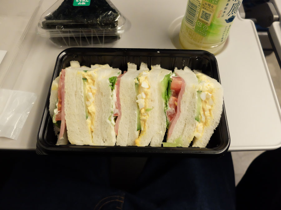 新幹線車内で朝食