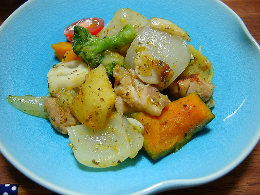 鶏肉と8種具材のバジルソテー